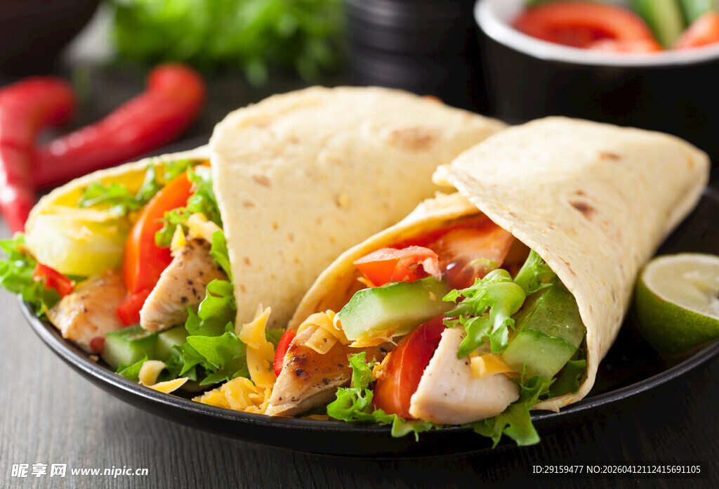 美味鸡肉蔬菜玉米卷