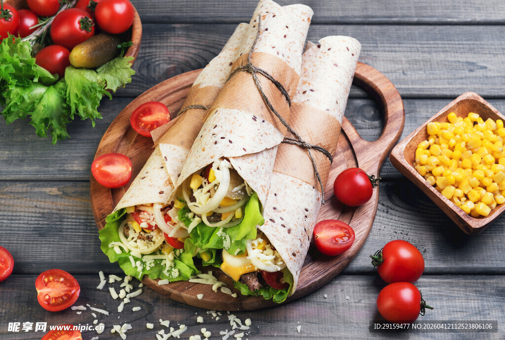 美味墨西哥卷饼与新鲜配菜