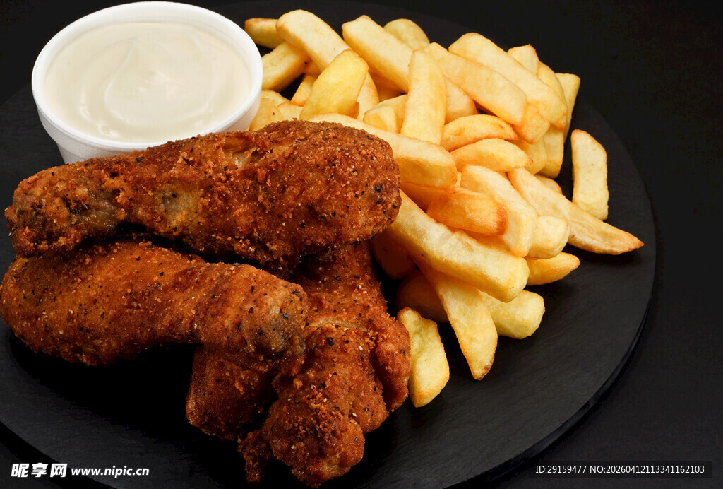 炸鸡翅配薯条与蘸酱