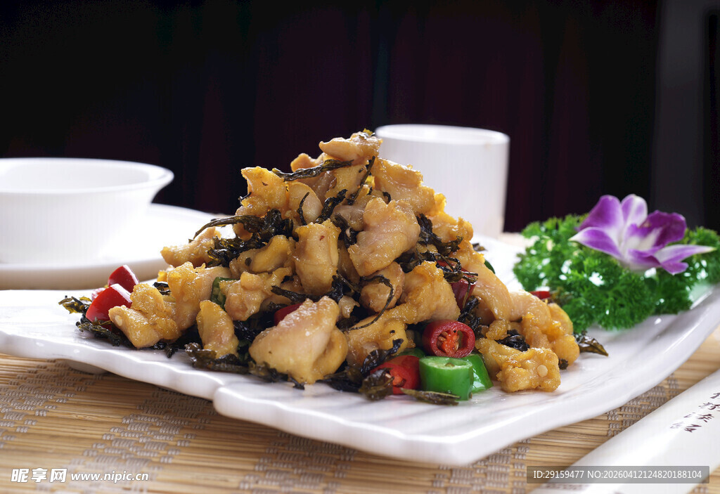 美味爆炒鸡块摆于盘中