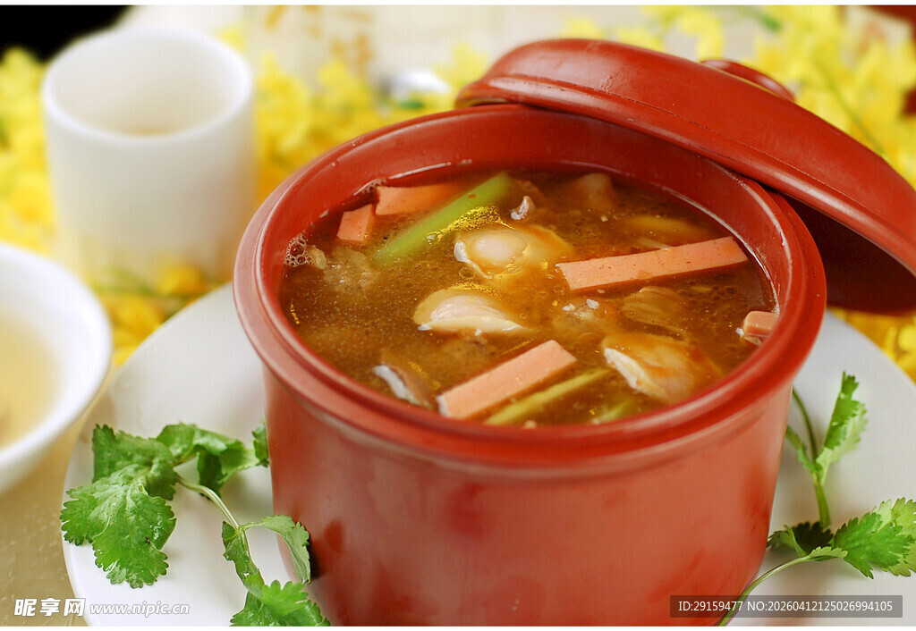 红陶锅中美味靓汤