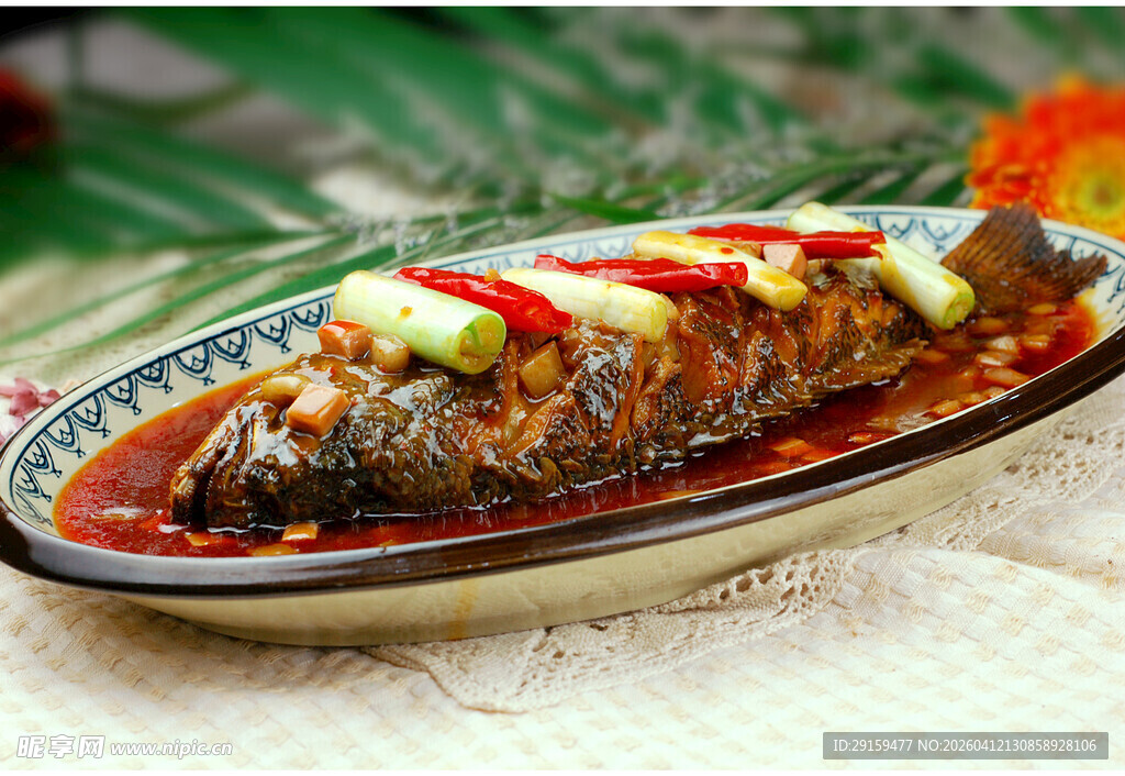 红烧鱼摆盘中的美味佳肴