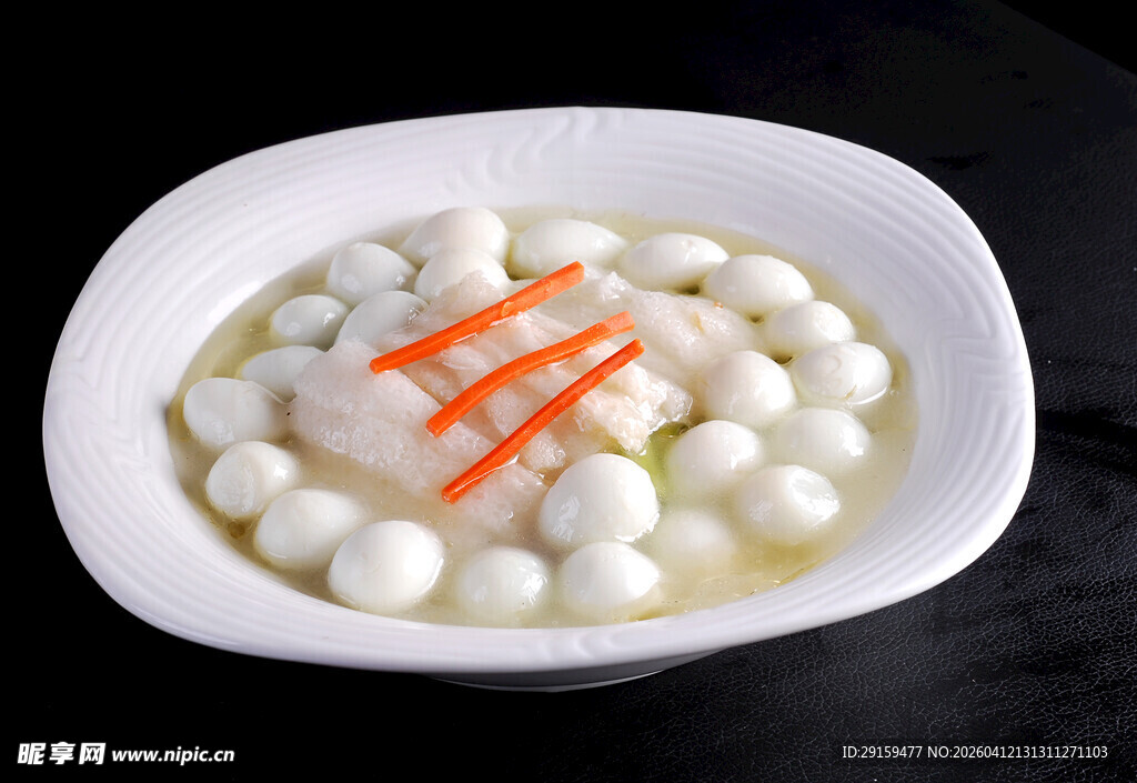 美味汤圆点缀胡萝卜丝