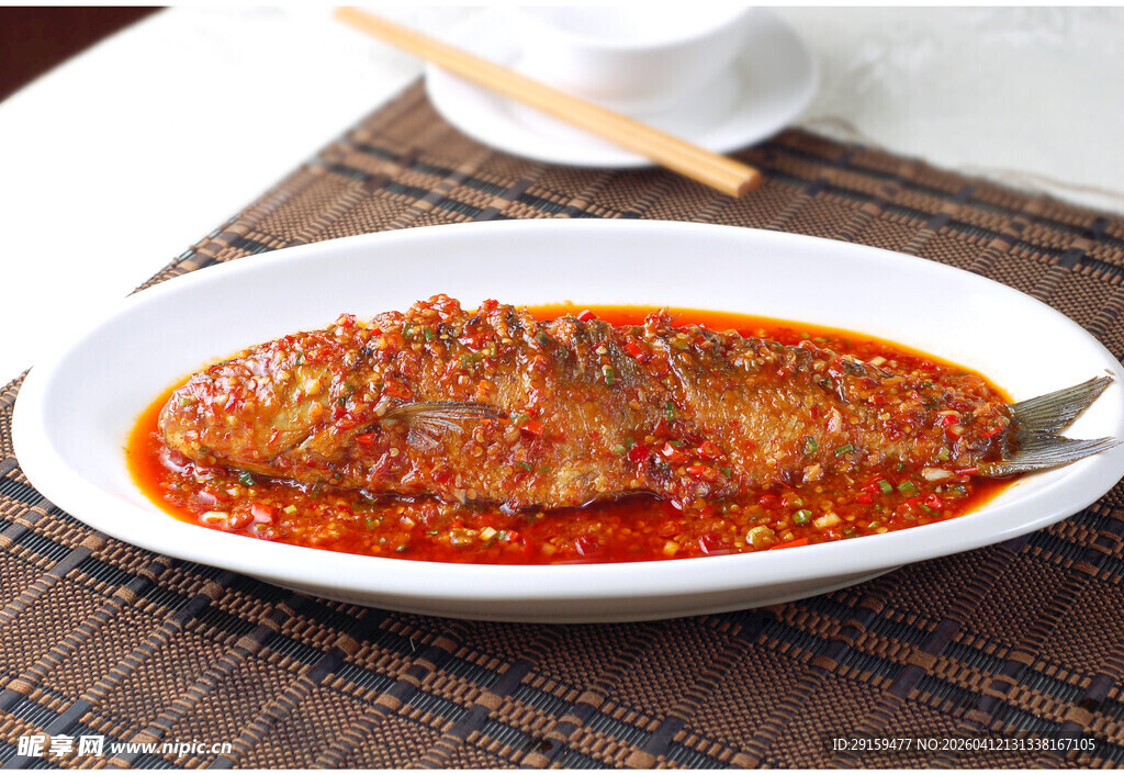 红烧鱼摆放在白盘上