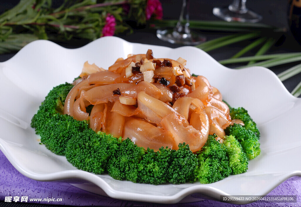 西兰花配鲜鱿鱼美食