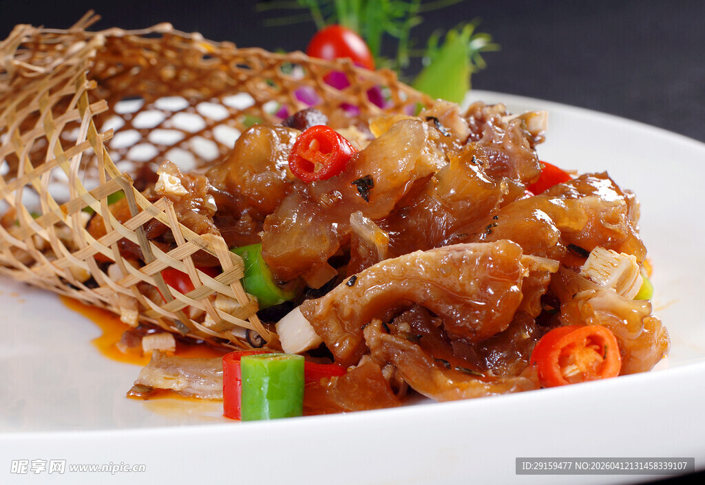 香辣美味牛筋摆盘精致