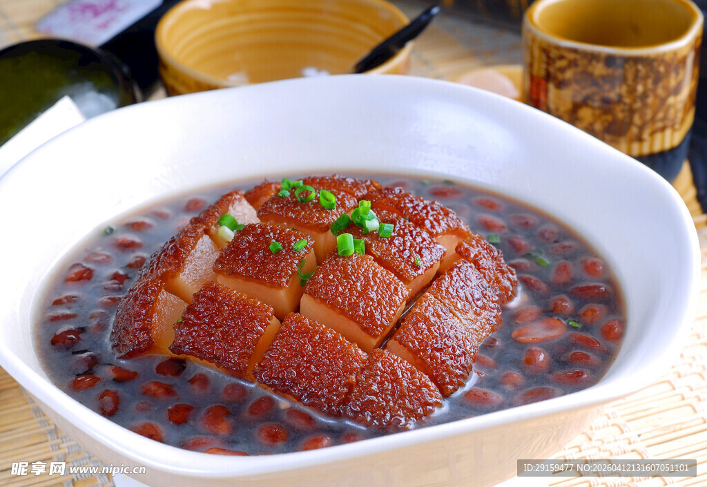 美味东坡肉盛于白瓷碗
