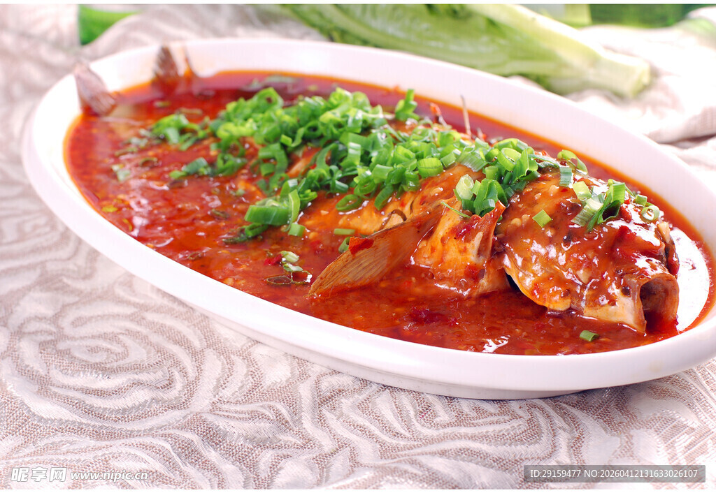 红烧鱼摆盘中撒上葱花