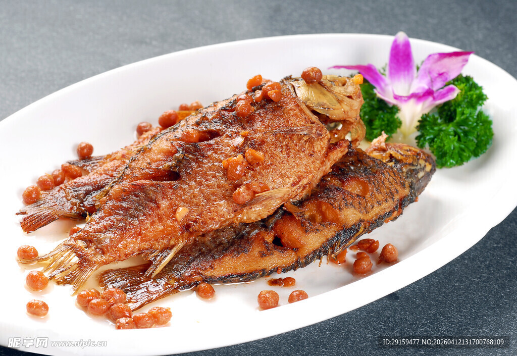 香煎咸鱼配精美装饰