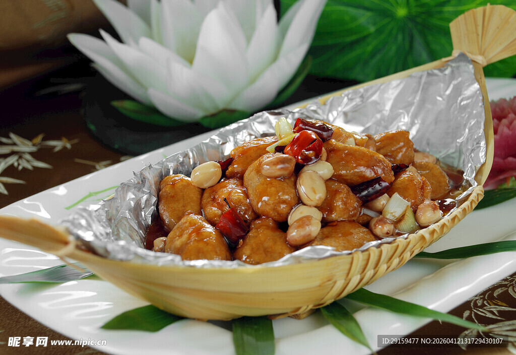 锡纸装的美味特色炒鸡丁