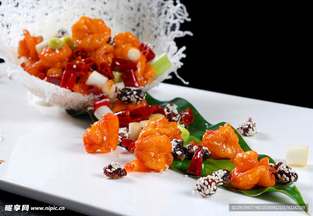 精致摆盘的美味鲜果沙拉