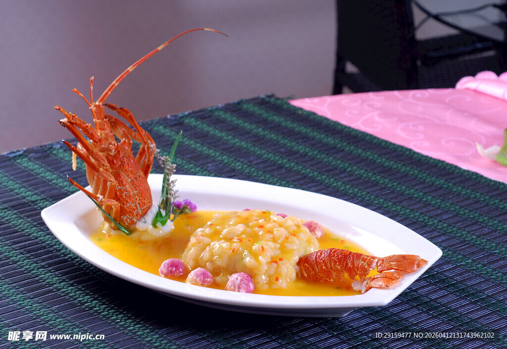 精美摆盘的特色海鲜菜肴