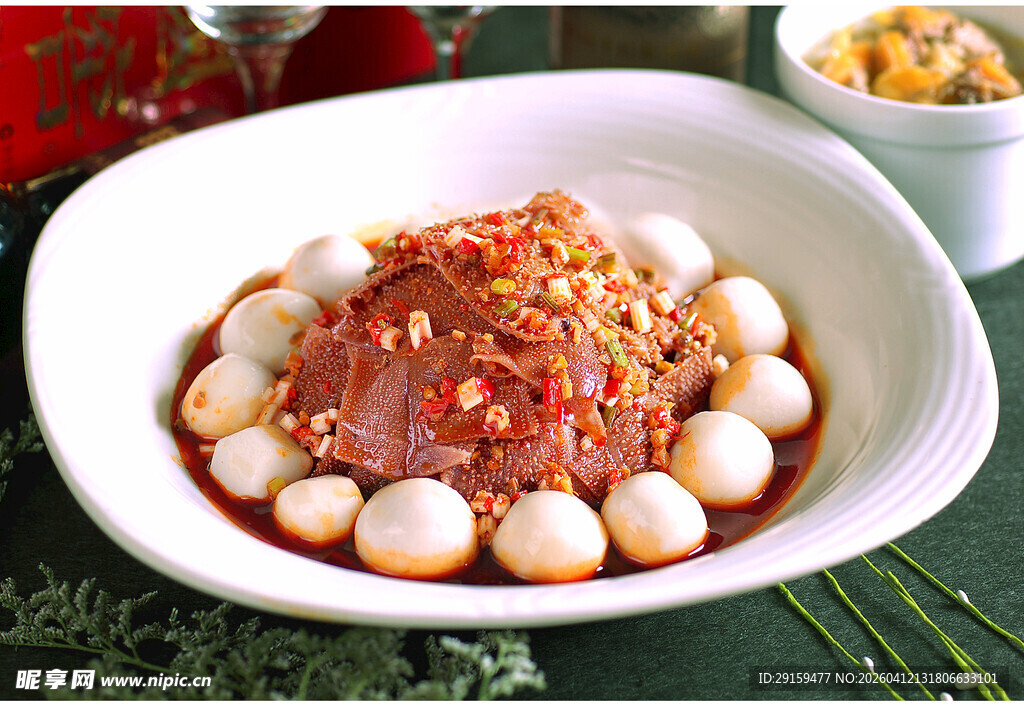 香辣肉丸配鹌鹑蛋美食