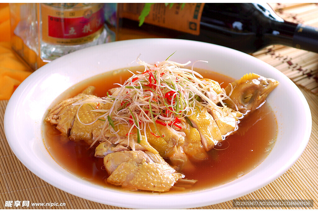 美味酱汁浇淋鲜嫩鸡肉