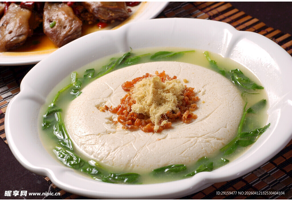 豆腐脑上撒料的温馨画面