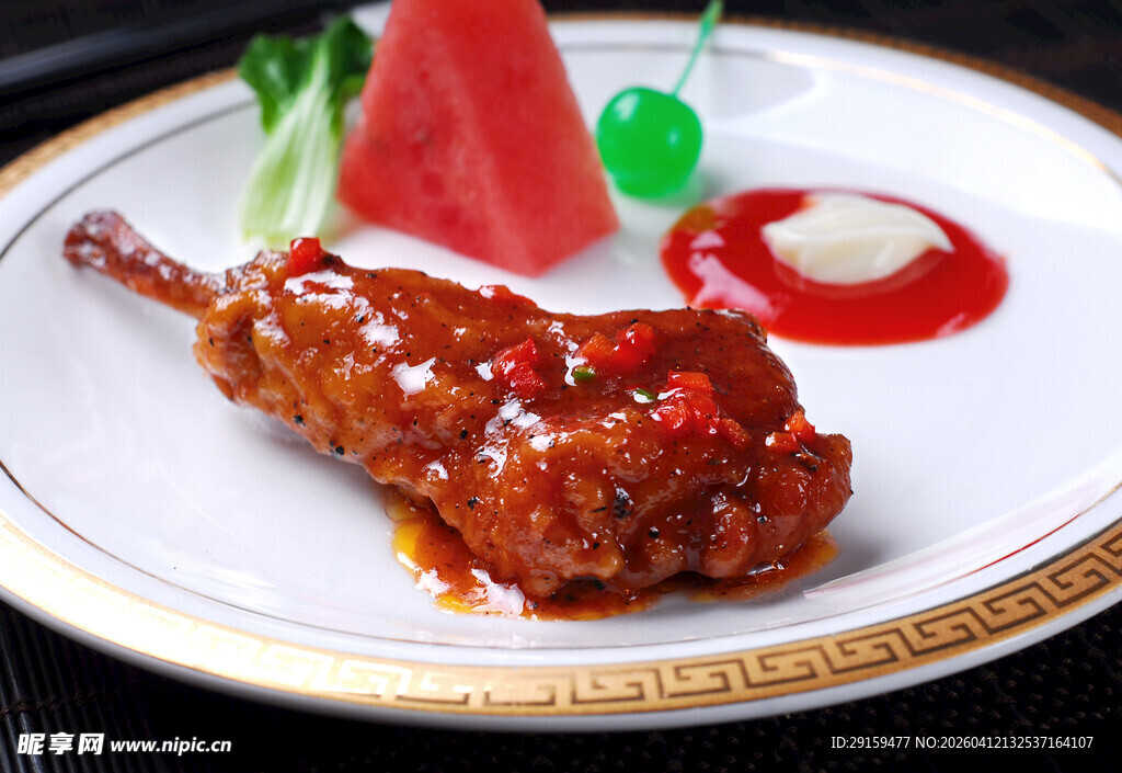 美味酱汁烤鸭腿摆盘精致