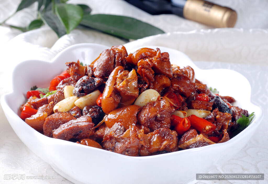 美味红烧鸡块盛于白碗中