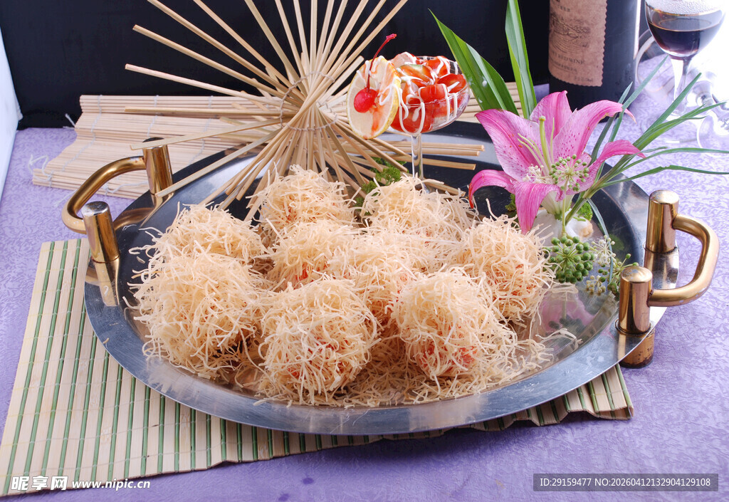 精美摆盘的特色炸物美食