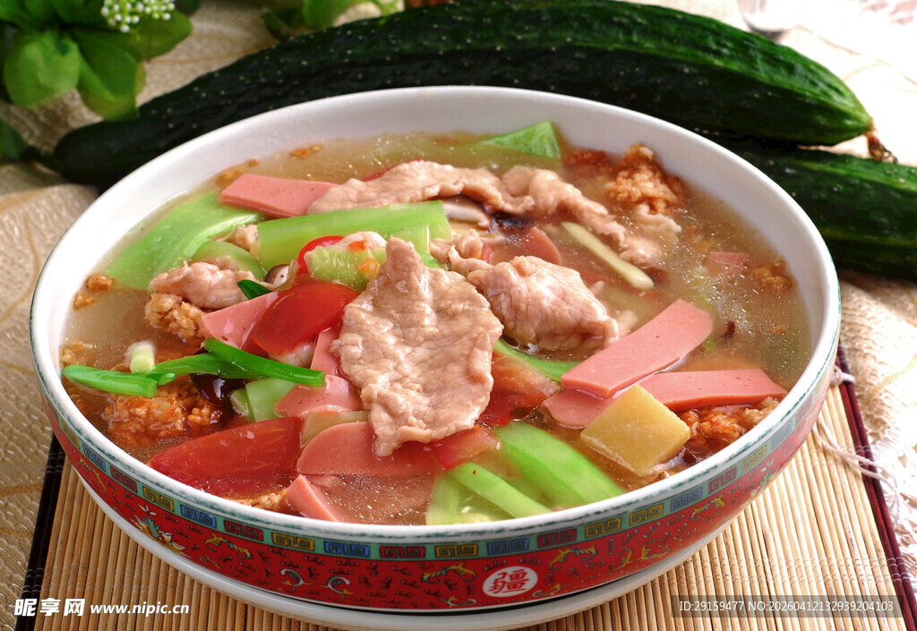 美味肉片蔬菜汤面