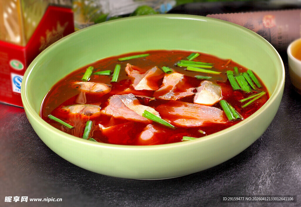 绿色碗中盛着美味红油汤面