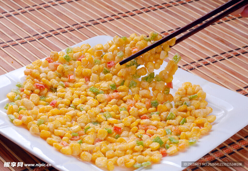 筷子夹起的美味玉米炒蛋
