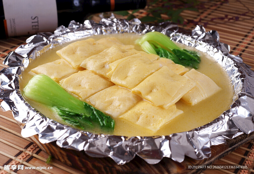 锡纸包裹的鲜嫩豆腐菜肴