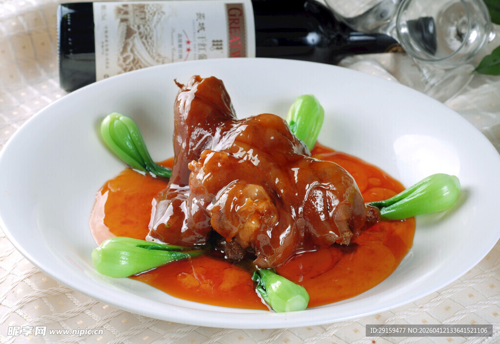 红烧肘子配青菜
