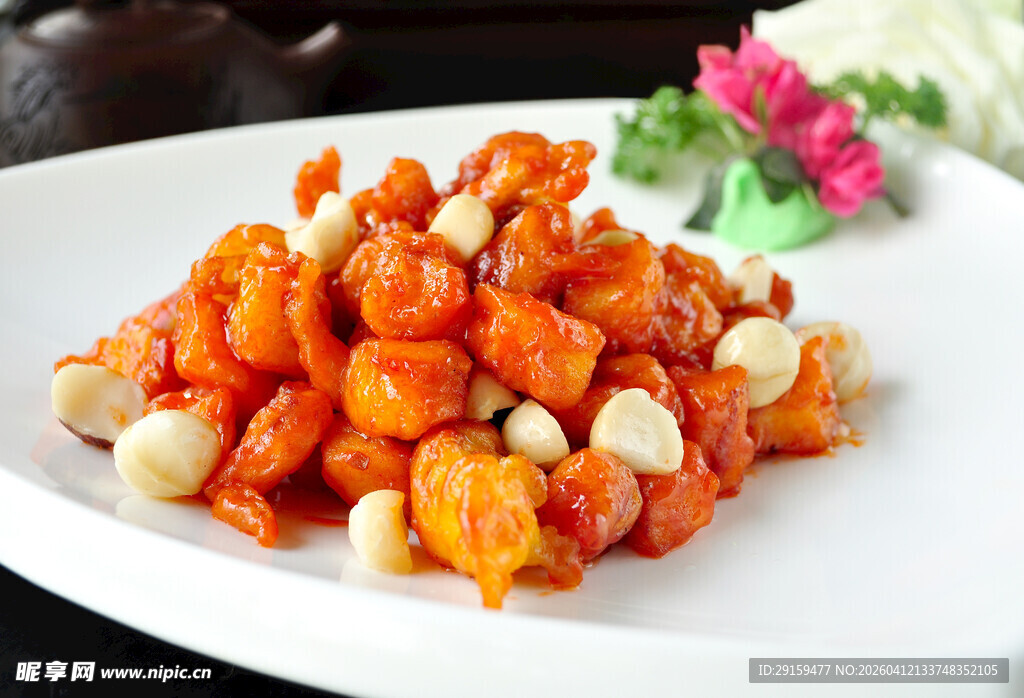 美味宫保鸡丁摆于盘中