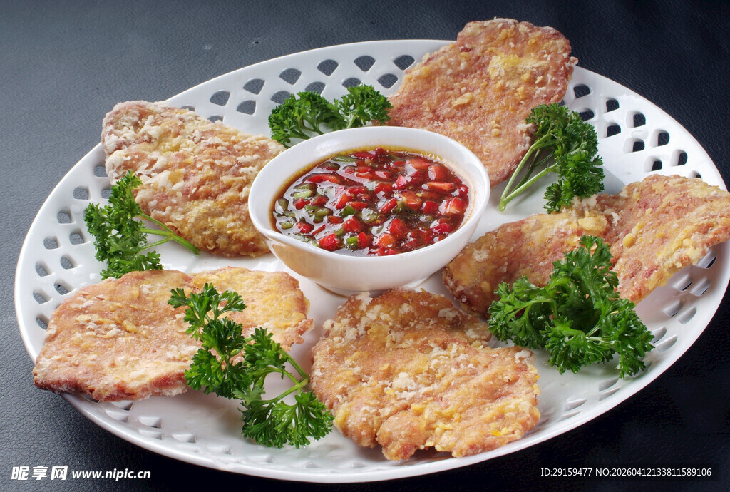 香酥炸排骨配蘸料摆盘