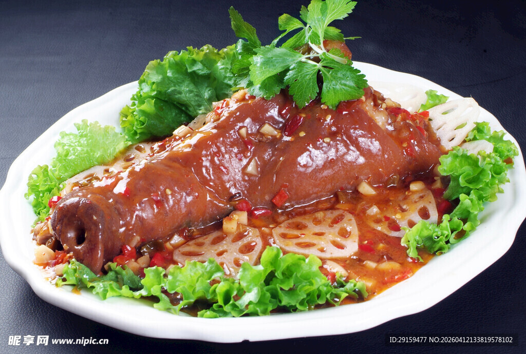 红烧肘子配蔬菜与面条