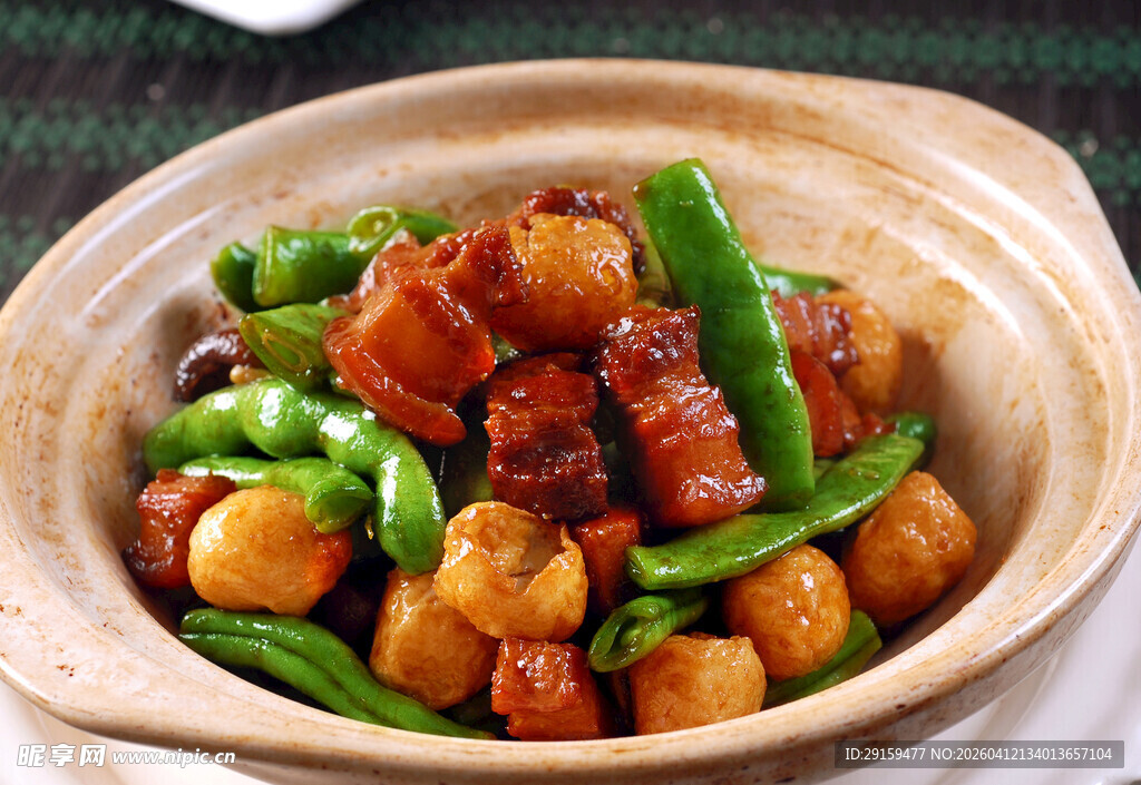 豆角土豆烧肉砂锅美食