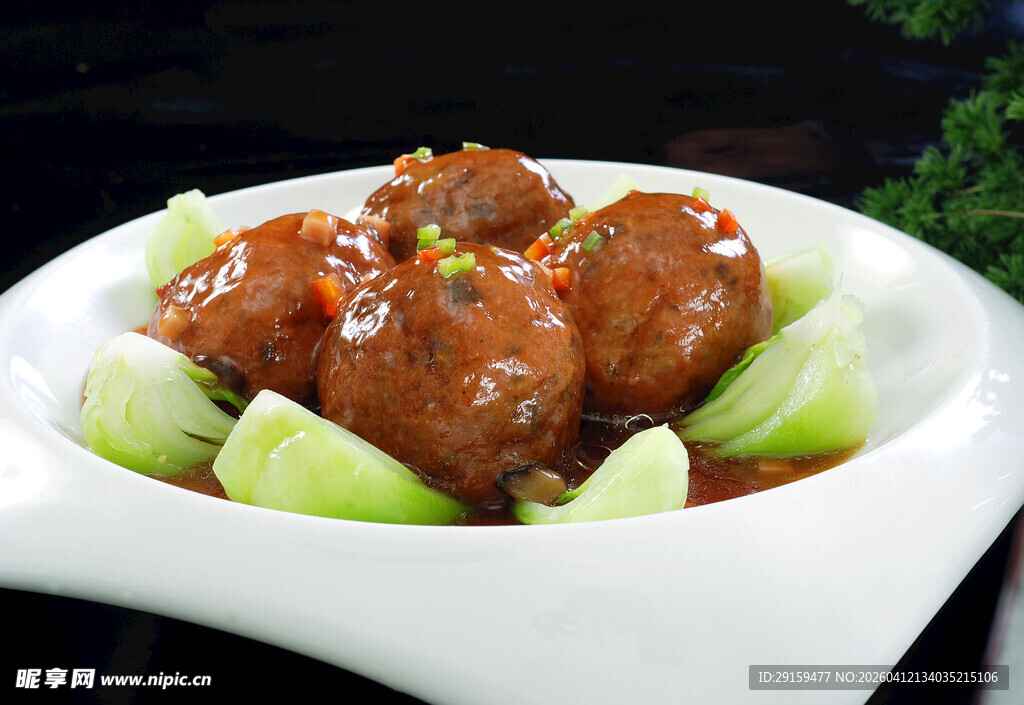 美味肉丸配翠绿蔬菜