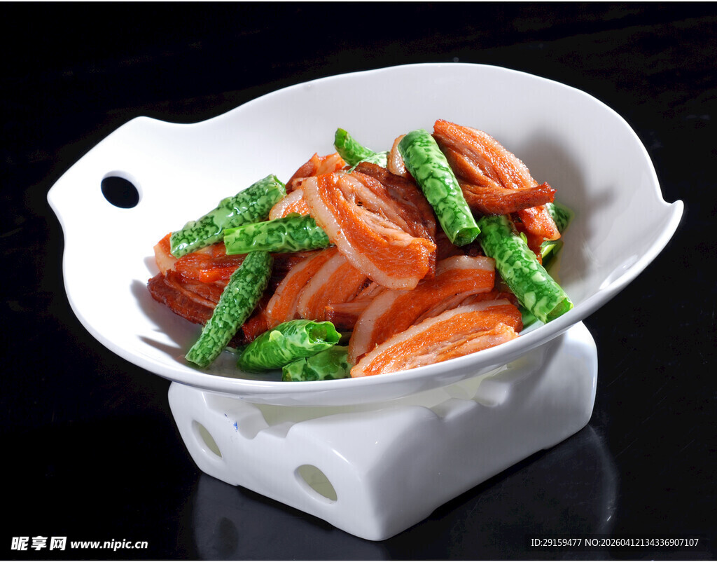 白瓷碗中的美味时蔬