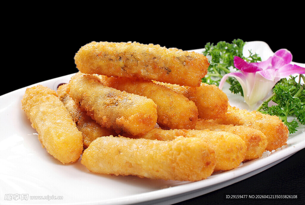 香酥炸物摆于盘