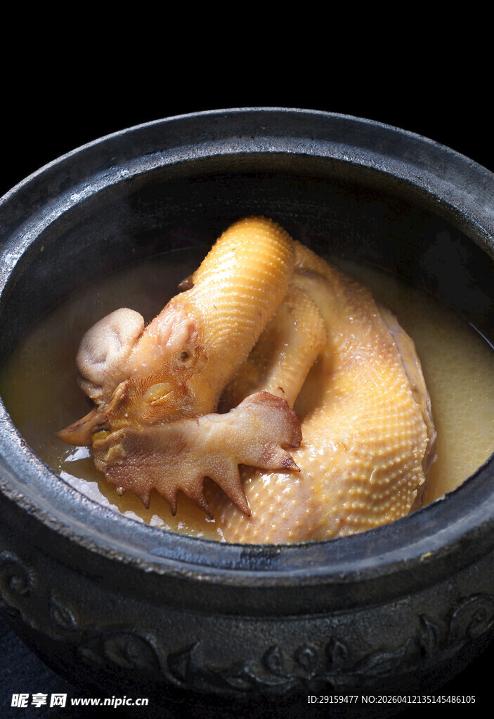 瓦罐中炖煮的鲜嫩整鸡