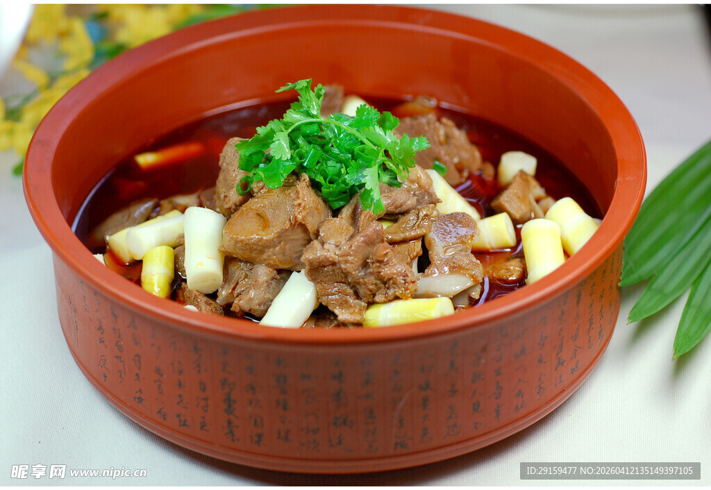 红陶碗中的美味牛杂煲