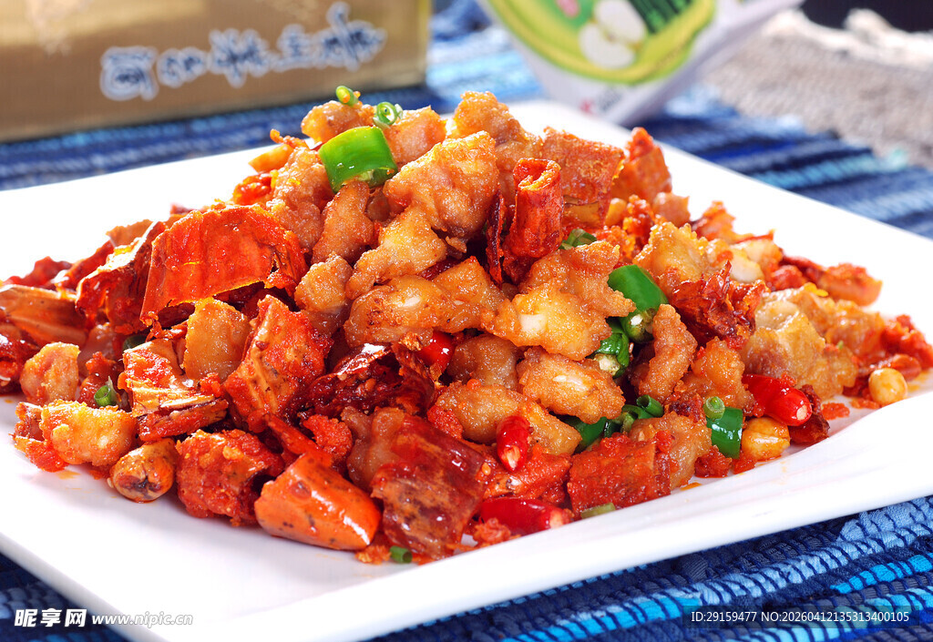 美味宫保鸡丁摆于盘中