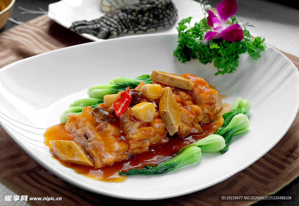 美味红烧排骨配翠绿蔬菜