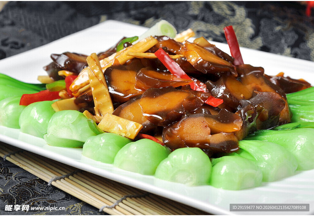 香菇青菜摆盘精致佳肴