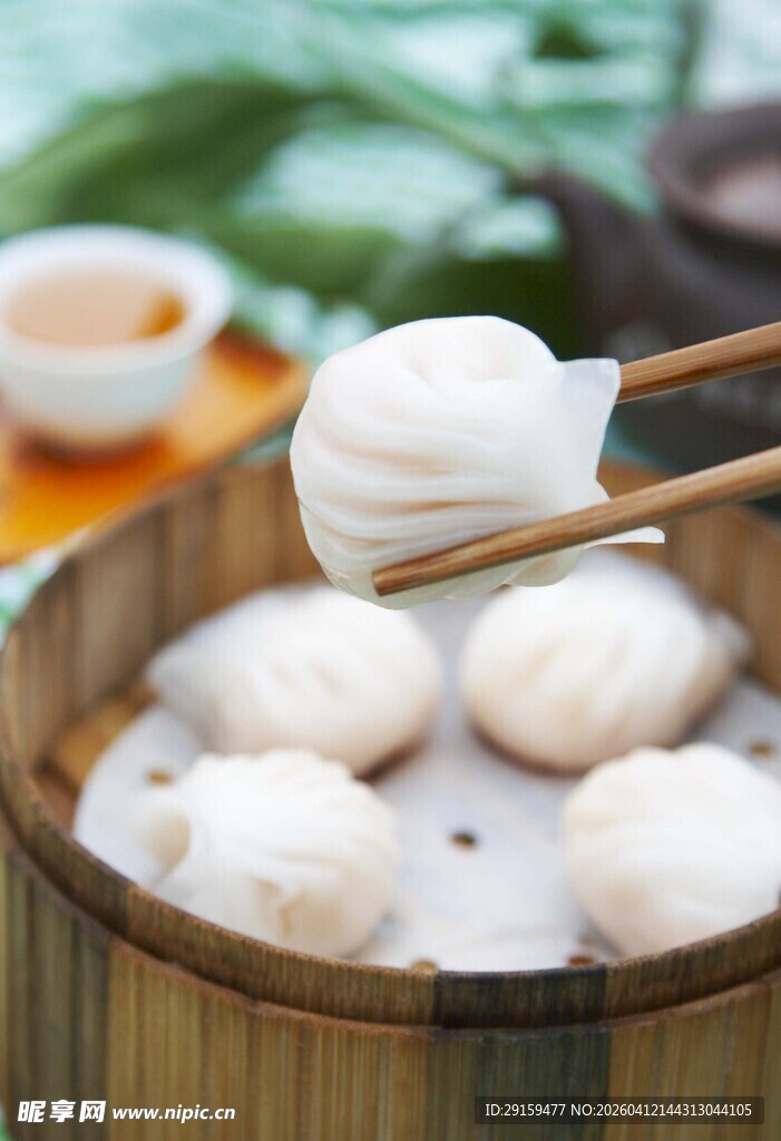 竹制蒸笼里的美味包子