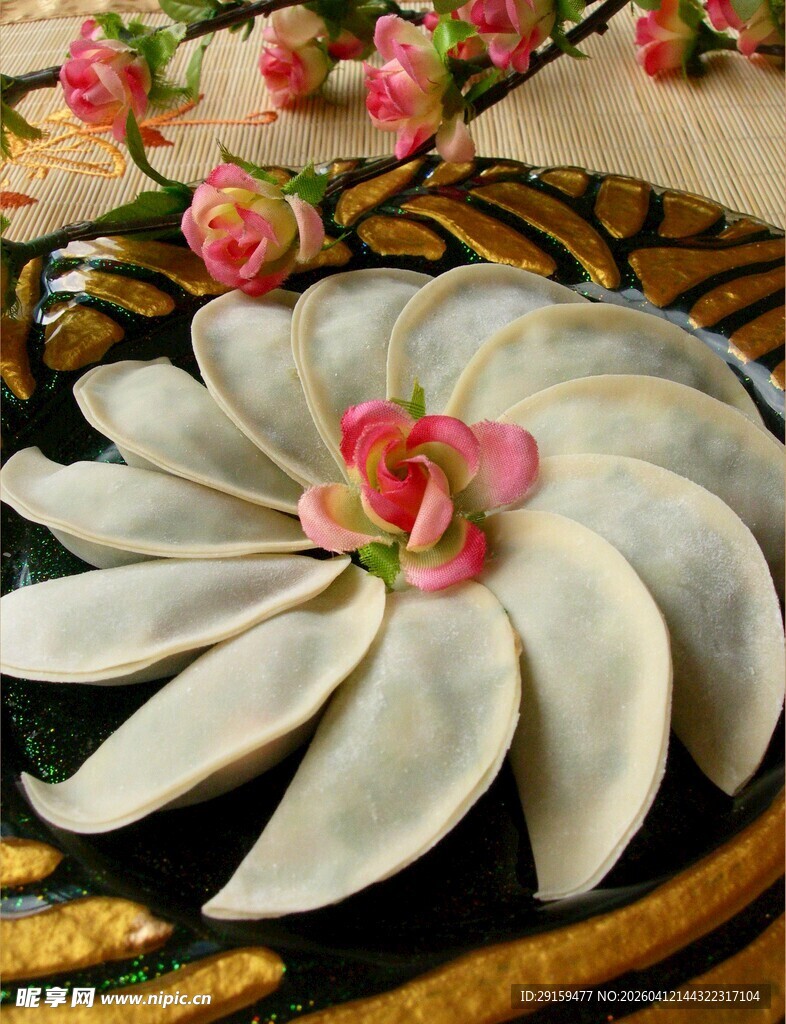 雕花萝卜配娇艳小花
