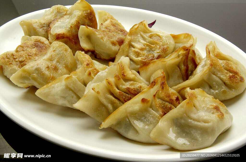 香煎饺子摆于白盘