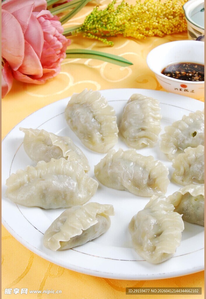 美味手工饺子摆于盘中