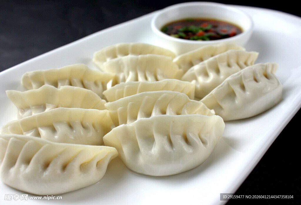 美味饺子摆盘配蘸料