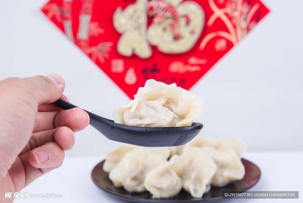 手持汤匙舀饺子