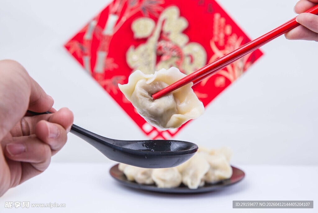 筷子夹饺子迎新春