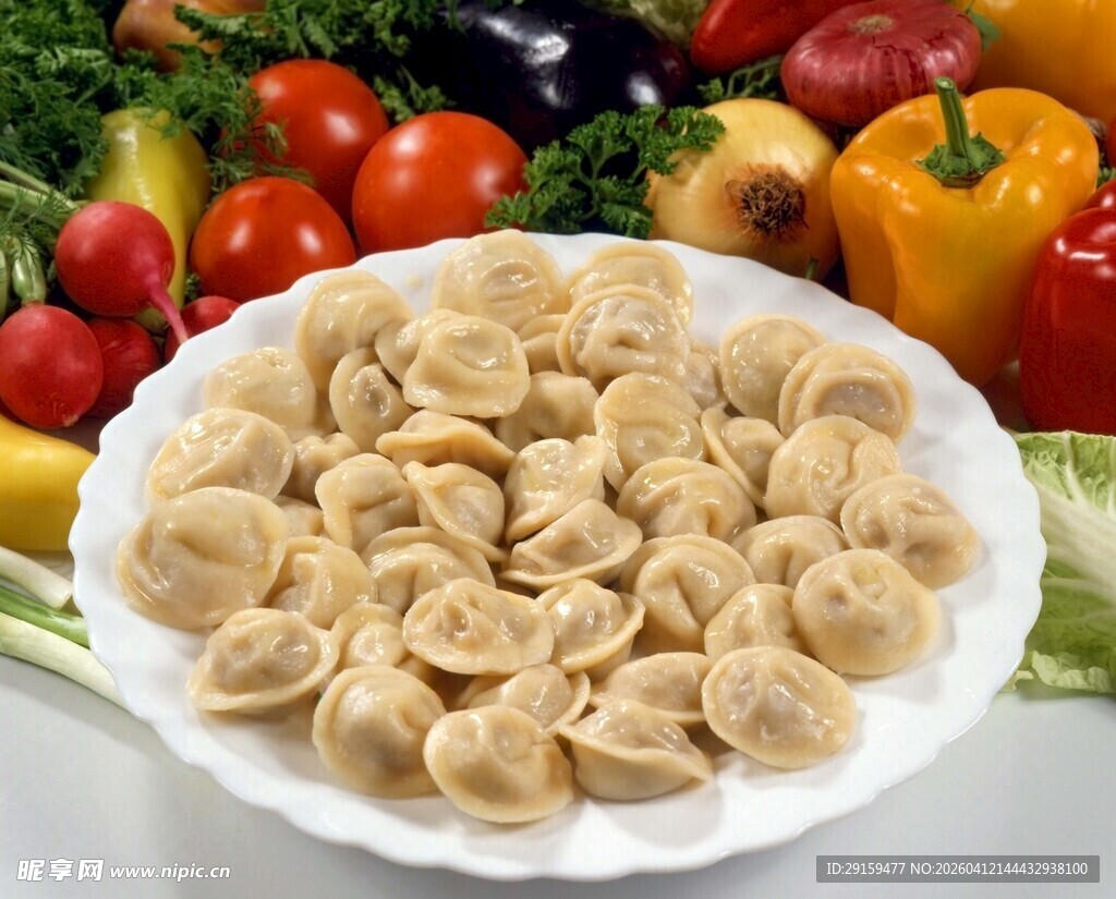 一盘美味饺子与新鲜蔬菜