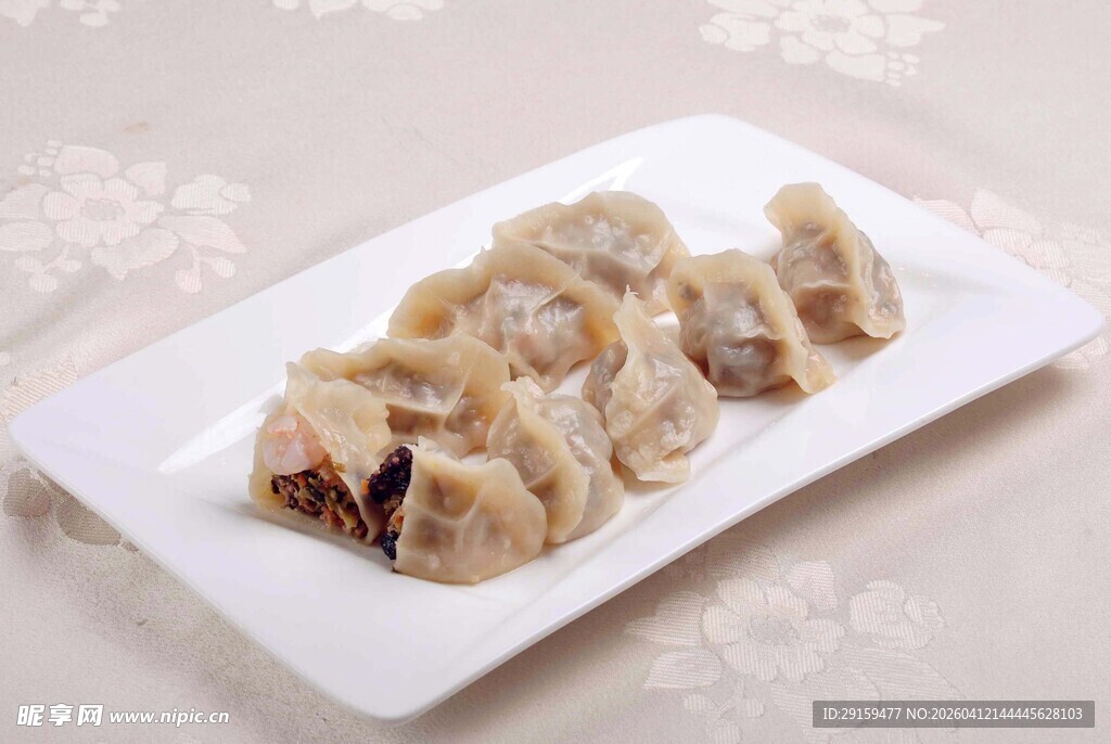 美味饺子摆放在白皙盘中
