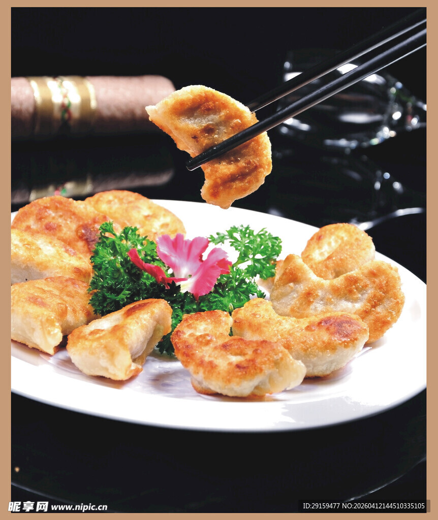 美味煎饺摆盘精致诱人