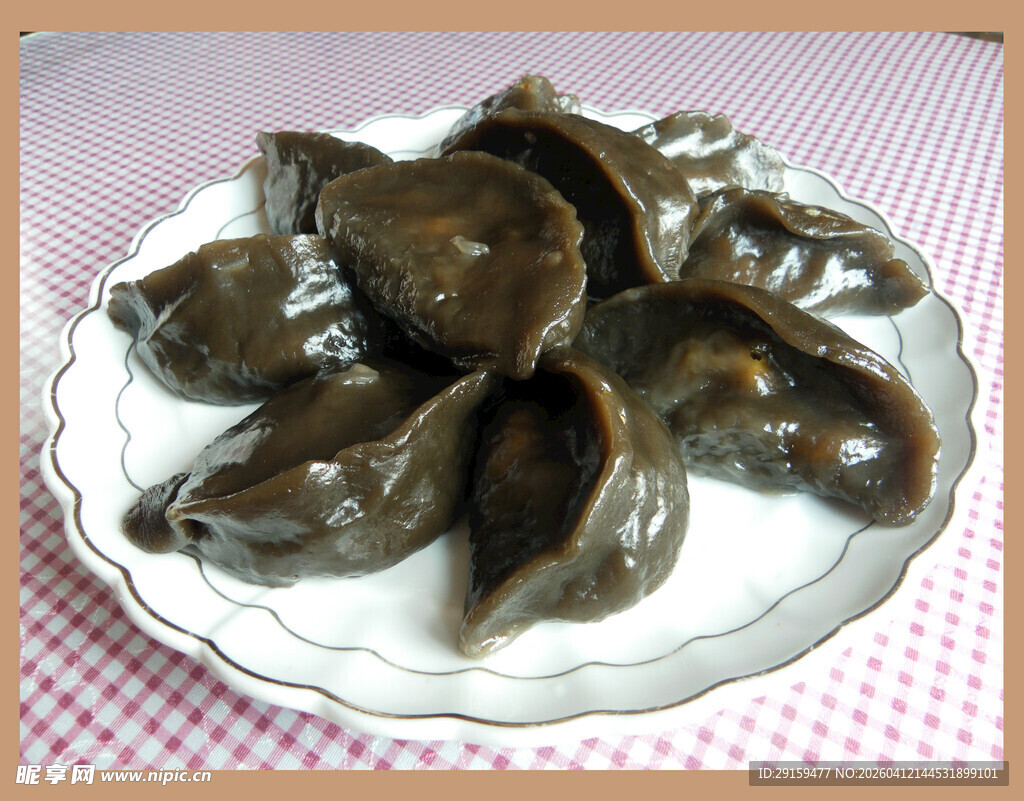 一盘美味的深色饺子